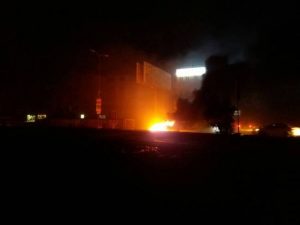 #عدن : محتجون يشعلون النيران في الشارع الرئيسي بالمنصورة إحتجاجاً على إنطفاء الكهرباء وتدهور الخدمات